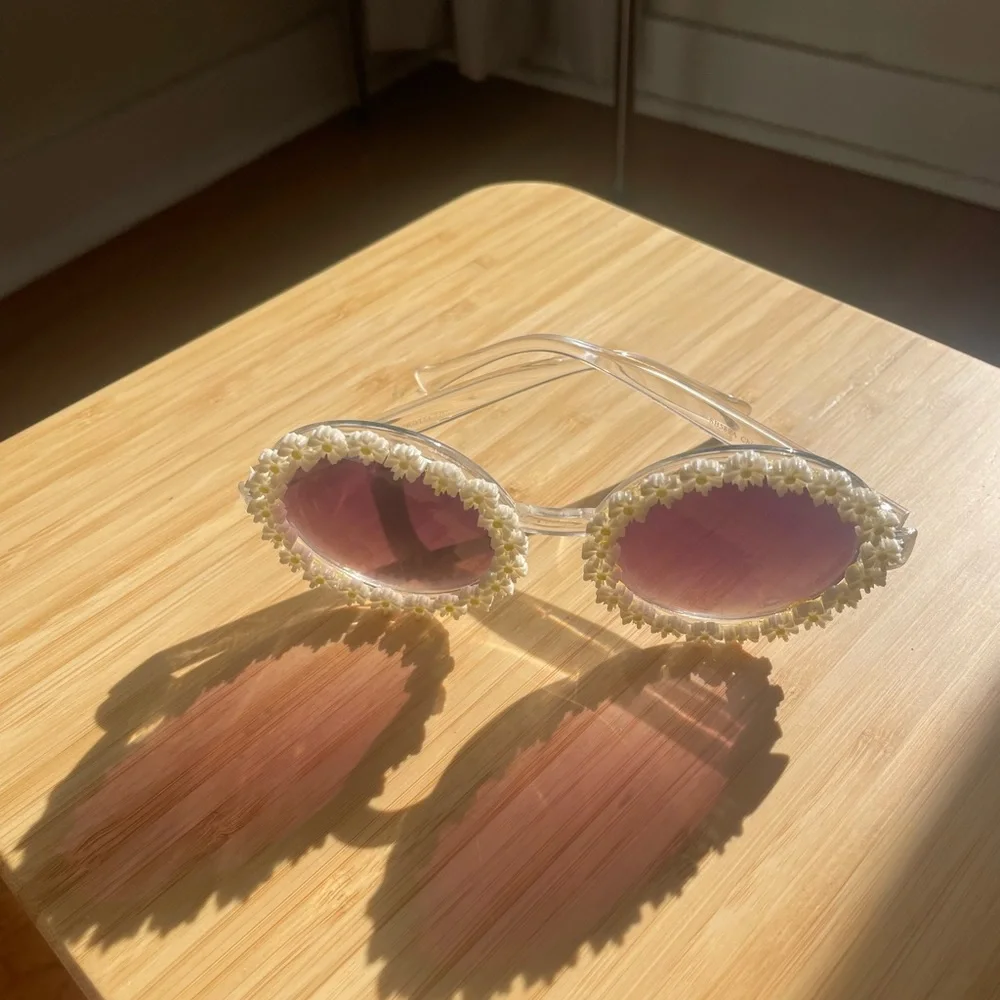 Daisy Festival Sunglasses - Picture 2 of 3